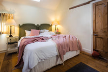 Load image into Gallery viewer, Honeycomb Pure New Wool Throw - Dusky Pink

