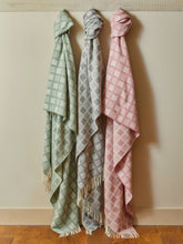 Load image into Gallery viewer, Manhattan Pure New Wool Throws
